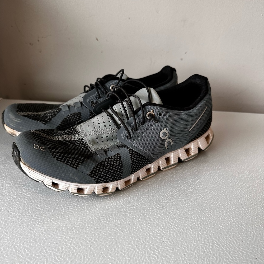 On Running womens size 8.5 blue Running Shoes